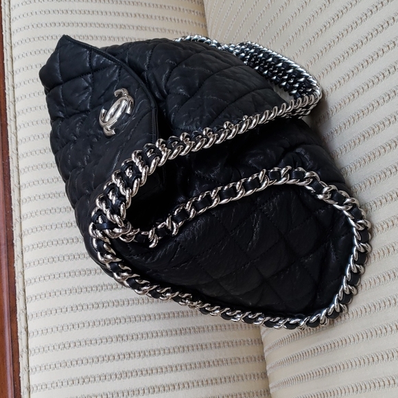 CHANEL CHAIN AROUND QUILTED LEATHER HOBO BAG - Picture 4 of 15
